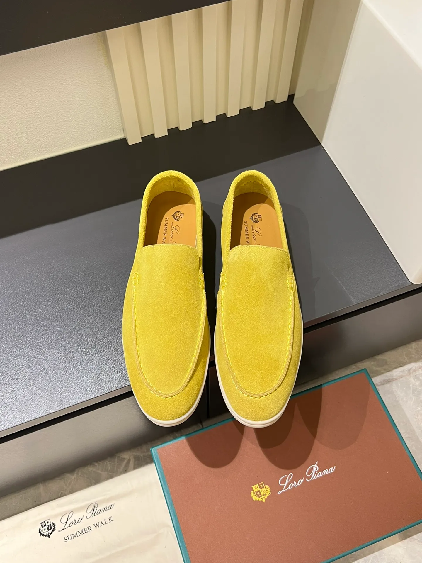 Men's shoes 💰p360 "Loro men's shoes 💰pian'*" Classic L men's shoes for couples 💰p Top version British flat loafers, a must-have item in old money style, the minimalist design is eye-catching and durable, a plus point for dressing The soft foot feel and texture are outstanding. They don’t scratch your feet and are very nice. They are matched with soft and waxy soles. They can be worn daily for a long time without getting tired. They are easy to wear, versatile and classic items, with perfect foot feel and texture! Imported cashmere fabric, the lining is made of imported A-grade water-dyed cow lining, the top version of the genuine leather midsole is sewn with pure handmade mark thread! Size: Female 35-40 (34. Customized) Male 38-44 (45.46. Customized)